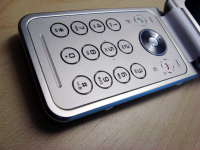 Sony Ericsson R306 aufgeklappt 200x150